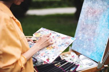 Sanat, yaratıcılık ve insan kavramı. Okul bahçesinde stüdyo açık palet, fırça ve şüskül boyama ile sanatçı yakın. Çocuklar için resim dersleri