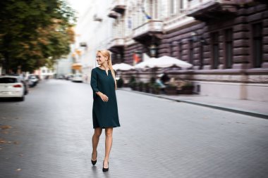 Profesyonel iş kadını sokakta yürüyor ve ofiste çalışıyor. Güçlü ve kendine güvenen kişi, modern işçinin sabah ruh hali