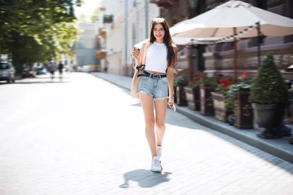 Menina Hipster Sorridente Desgaste Elegante Desfrutando Café Manhã Para Enquanto — Fotografia de Stock