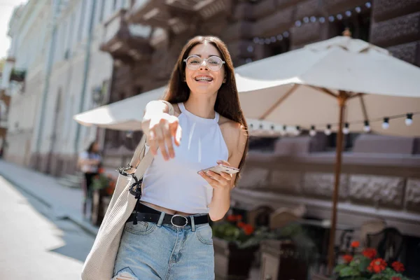 Menina Com Telefone Rua Parecendo Surpreso Mão Sorrindo Rindo Rindo — Fotografia de Stock