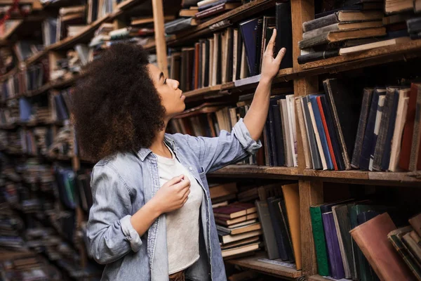 Молодая Африканская Библиотекарша Заправляющая Книжными Полками Колледже Темнокожая Студентка Собирающая — стоковое фото