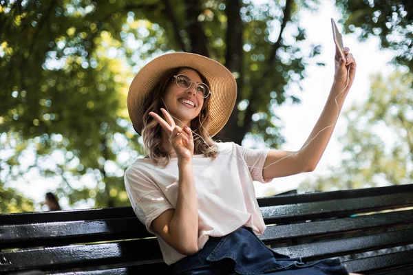 Jovem Casualmente Vestido Menina Usando Telefone Celular Parque Adolescente Bonito — Fotografia de Stock