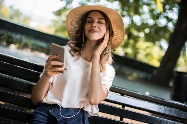 Menina Jovem Hipster Está Conversando Telefone Celular Rede Com Seus — Fotografia de Stock
