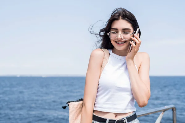 Statek Wycieczkowy Kobieta Pomocą Komórki Telefonu Komórkowego Wakacje Podróży Dziewczyna — Zdjęcie stockowe