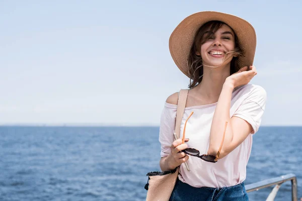 Amazed Shocked Young Woman Hat Standing Shouting Beach She Her — Stock Photo, Image