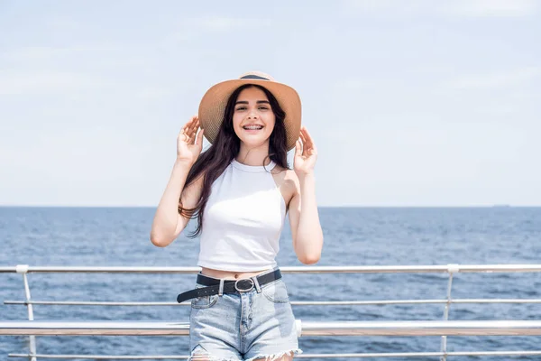 Mulher Bonita Elegante Férias Verão Praia Tropical Estilo Boêmio Férias — Fotografia de Stock