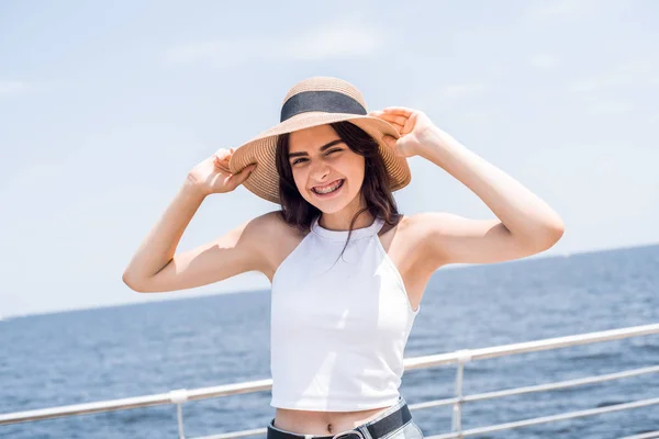 Mulher Bonita Elegante Férias Verão Praia Tropical Estilo Boêmio Férias — Fotografia de Stock