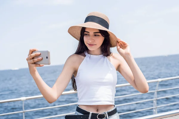 Sorrindo Mulher Atraente Fazendo Selfie Foto Celular Aproveitando Dias Verão — Fotografia de Stock