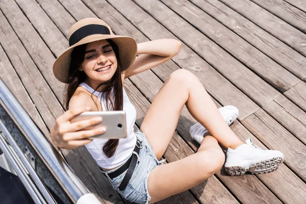 Lächelnde Attraktive Frau Macht Ein Foto Selfie Mit Dem Handy — Stockfoto