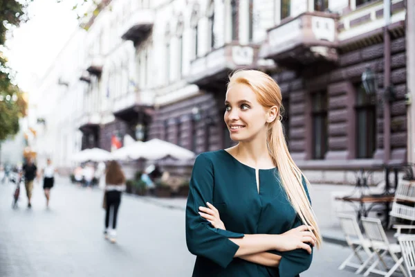 Portret Szczęśliwej Kobiety Biznesu Patrząc Pewnie Ulica Europian Chodzę Sam — Zdjęcie stockowe