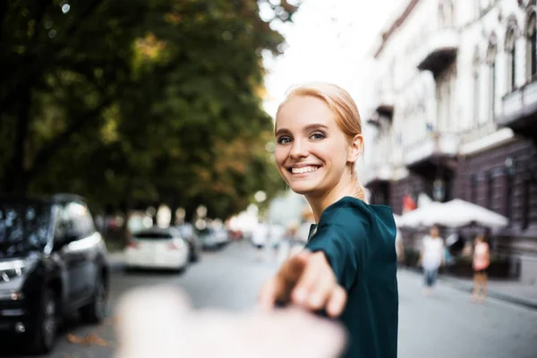 Följ Mig Ung Vacker Affärskvinna Casual Klänning Drar Sin Pojkvän — Stockfoto