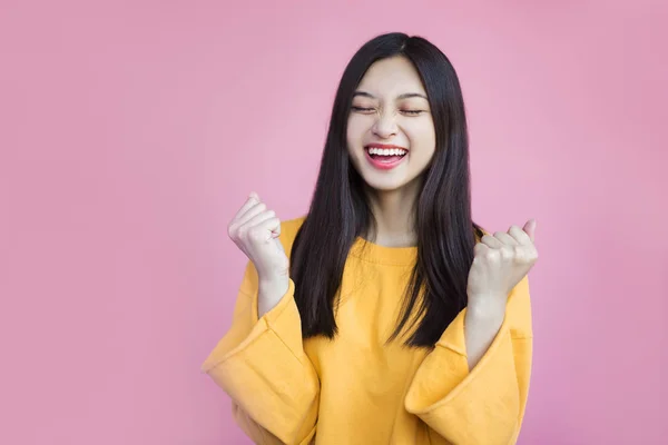 Sorrindo Menina Asiática Suéter Amarelo Mostrando Sim Gesto Fundo Rosa — Fotografia de Stock