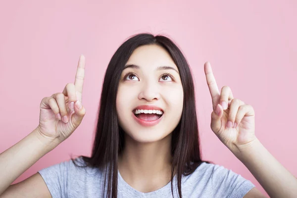 Atraente Sorrindo Asiático Menina Apontando Para Cima Rosa Fundo — Fotografia de Stock