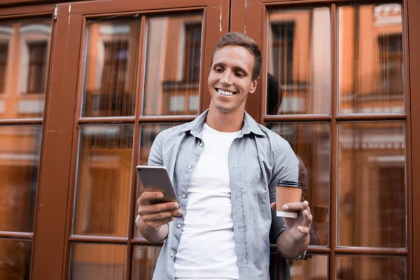Ευτυχισμένο Χαμογελαστή Επιχειρηματίας Φορώντας Μπλε Πουκάμισο Και Χρησιμοποιώντας Μοντέρνο Smartphone — Φωτογραφία Αρχείου