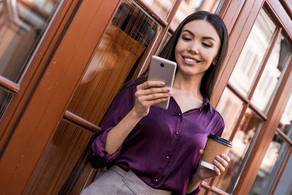 Joven Encantadora Mujer Llamando Teléfono Celular Mientras Camina Sola Cerca — Foto de Stock