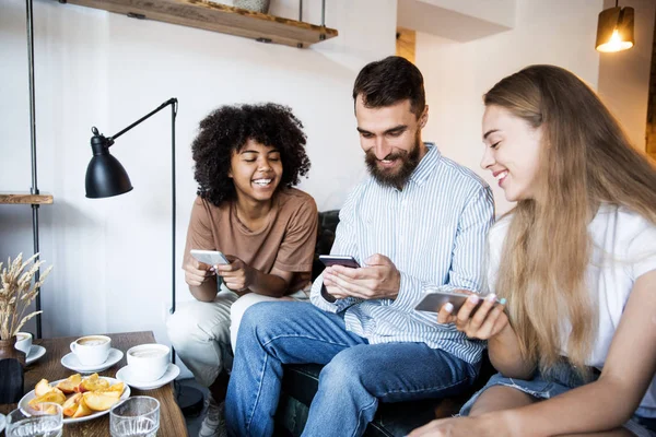 Tree Young Students Friends Coffee Break Looking Mobile Phone Smiling — Stock Photo, Image