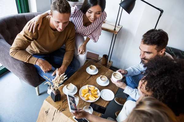 Group Young People Sitting Modern Cafe Interior Talking Enjoying Time — Stock Photo, Image