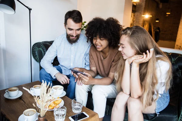 Tree Young Students Friends Coffee Break Looking Mobile Phone Smiling — Stock Photo, Image