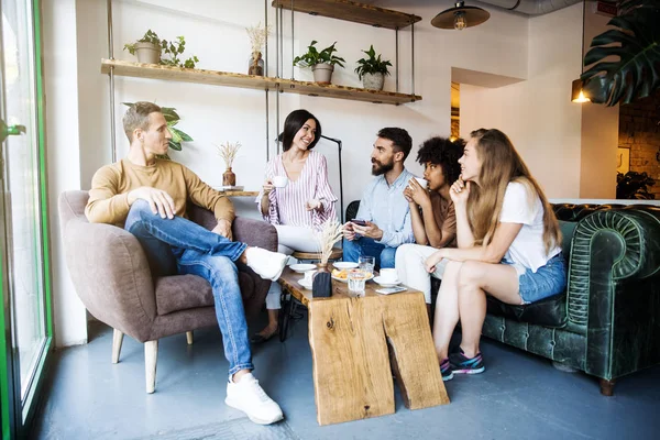 Group Young People Sitting Modern Cafe Interior Talking Enjoying Time — Stock Photo, Image