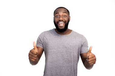 yakışıklı siyah adam başparmak gösteren ve beyaz arka plan üzerinde kamera da yüz dönüm