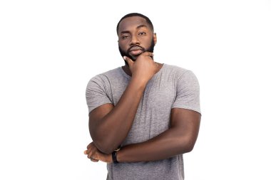 Ciddi yakışıklı siyah adam çene beyaz izole dokunmadan 