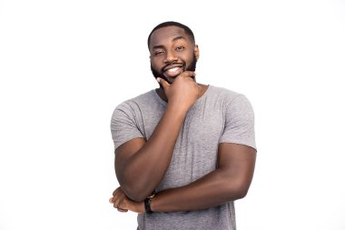 gülümseyen yakışıklı siyah adam beyaz izole çene dokunmadan