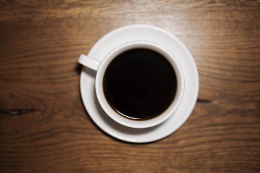 ahşap kahverengi masada kahve fincan üst görünümü