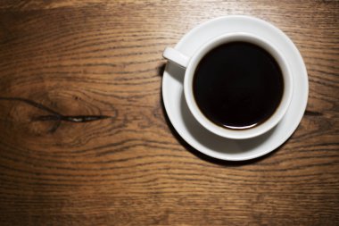 ahşap kahverengi masada kahve fincan üst görünümü