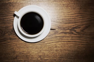 ahşap kahverengi masada kahve fincan üst görünümü