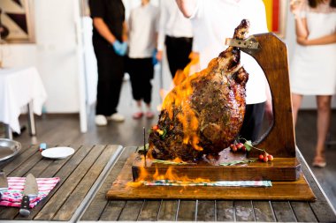 Sığır eti açık ateşte kavrulur. Izgarada Sokak Çek yemekleri. Sağlıksız yağlı yiyecekler. Geleneksel yemekler. Tükürüğün üzerinde iştah açıcı ızgara sığır eti. Barbeküde kavrulmuş caw. Profesyonel yemek pişirme