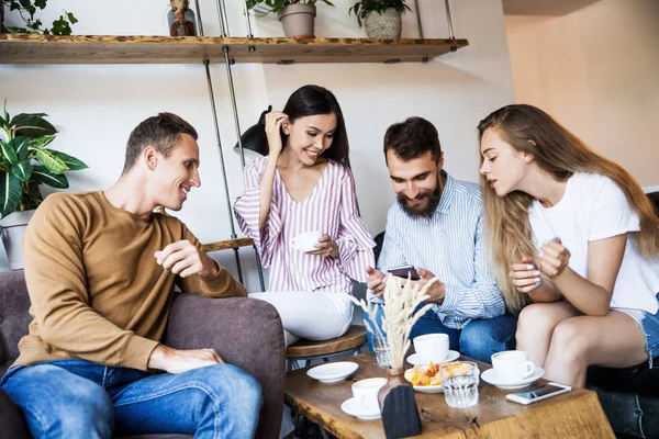 Group Young People Sitting Modern Cafe Interior Talking Enjoying Time — Stock Photo, Image