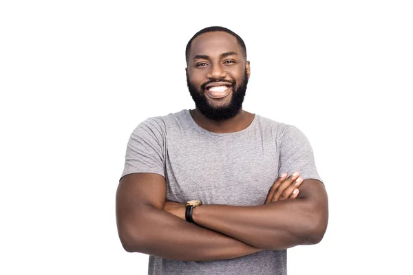 Hombre Negro Guapo Pie Con Brazos Cruzados Aislados Blanco — Foto de Stock