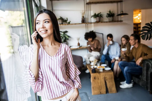 Beautiful Young Woman Using App Her Smartphone Device Send Text — Stock Photo, Image