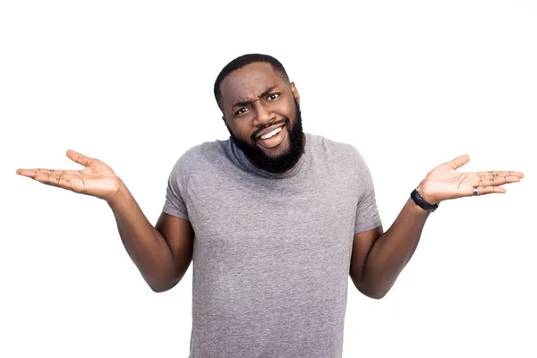 Bonito Preto Homem Mostrando Encolher Ombros Gesto Isolado Branco — Fotografia de Stock