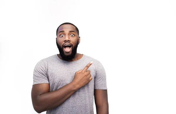 Sorprendido Hombre Afroamericano Señalando Algo Aislado Blanco —  Fotos de Stock