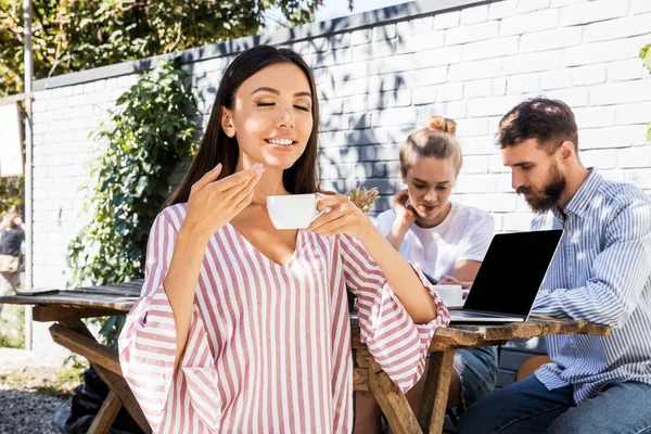 Beautiful Woman Going Work Coffee Sitting Office Building Outdoor Portrait — Stock Photo, Image