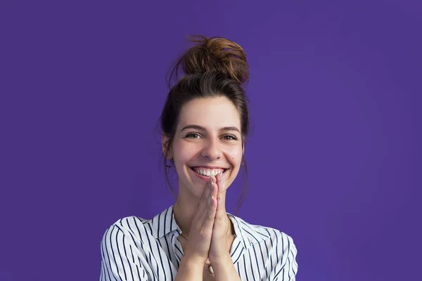 Excitada Mulher Atraente Com Mãos Orando Fundo Violeta — Fotografia de Stock