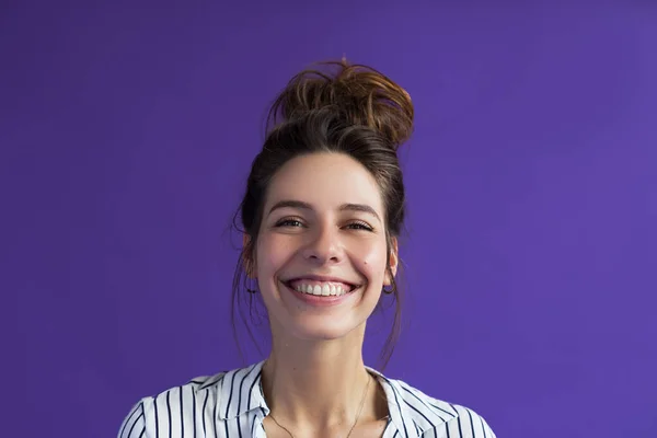 Happy Attractive Woman Looking Camera Violet Background — Stock Photo, Image