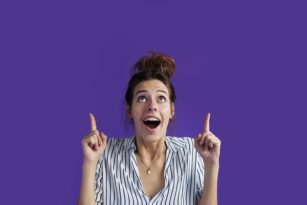 Excitado Atraente Mulher Apontando Algo Fundo Violeta — Fotografia de Stock