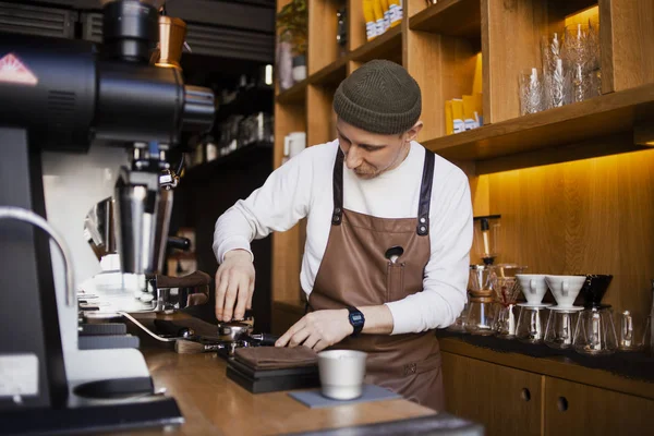 Szakállas Boldog Barista Előkészítése Kávét Kávézóban Szakmai Barista Munka Folyamata — Stock Fotó
