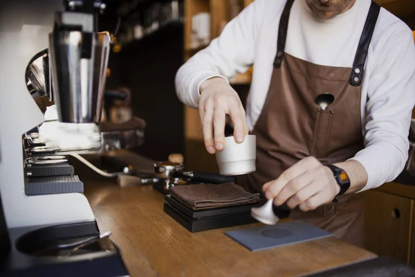 Szakállas Boldog Barista Előkészítése Kávét Kávézóban Szakmai Barista Munka Folyamata — Stock Fotó