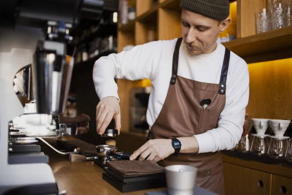 Bärtiger Fröhlicher Barista Der Café Kaffee Zubereitet Professioneller Barista Arbeitsprozess — Stockfoto