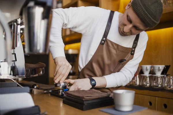 Bärtiger Fröhlicher Barista Der Café Kaffee Zubereitet Professioneller Barista Arbeitsprozess — Stockfoto