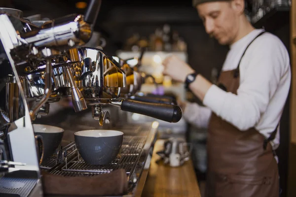 Brodaty Szczęśliwy Barista Przygotowuje Kawę Kawiarni Shop Profesjonalny Barista Proces — Zdjęcie stockowe