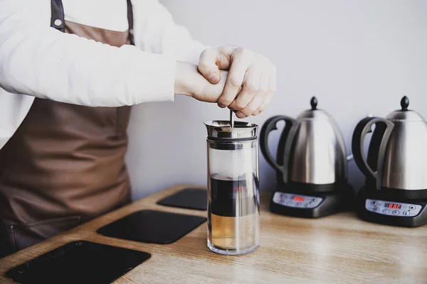 Barista Připravuje Čaj Kavárně Profesionální Barista Pracovní Postup — Stock fotografie