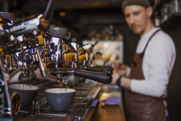 留胡子的快乐咖啡师在咖啡馆准备咖啡 专业咖啡师 工作过程 — 图库照片