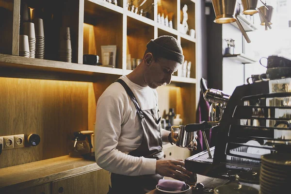 Vousatý Šťastný Barista Připravuje Kávu Kavárně Profesionální Barista Pracovní Postup — Stock fotografie