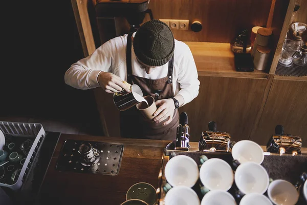 Barista Mit Leeren Kaffeebechern Professioneller Barista Arbeitsprozess — Stockfoto