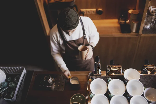 Barista Macht Cappuccino Barkeeper Bereitet Kaffeegetränk — Stockfoto