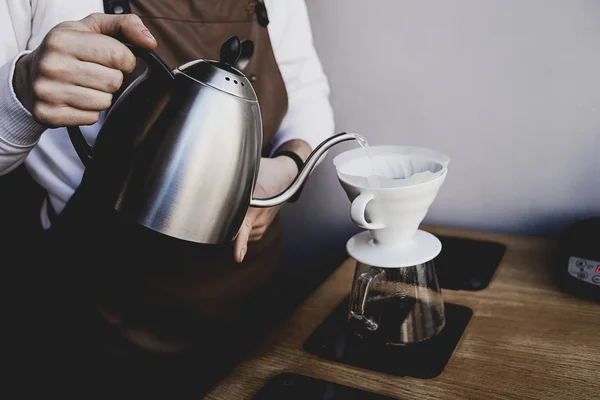 Man Barista Maken Een Druppel Brouwen Gefilterde Koffie Giet Een — Stockfoto